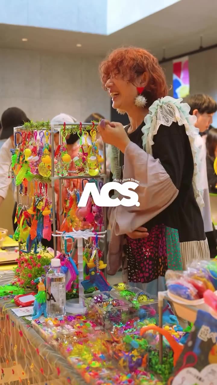 マーケットに並ぶカラフルな作品